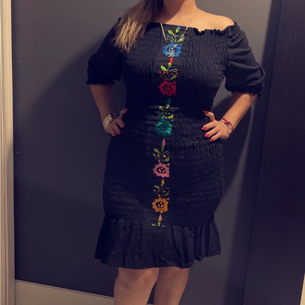 BONITA DRESS IS STRETCHY MATERIAL ONESIZE FITS S-L
THIS DRESS IS HANDMADE